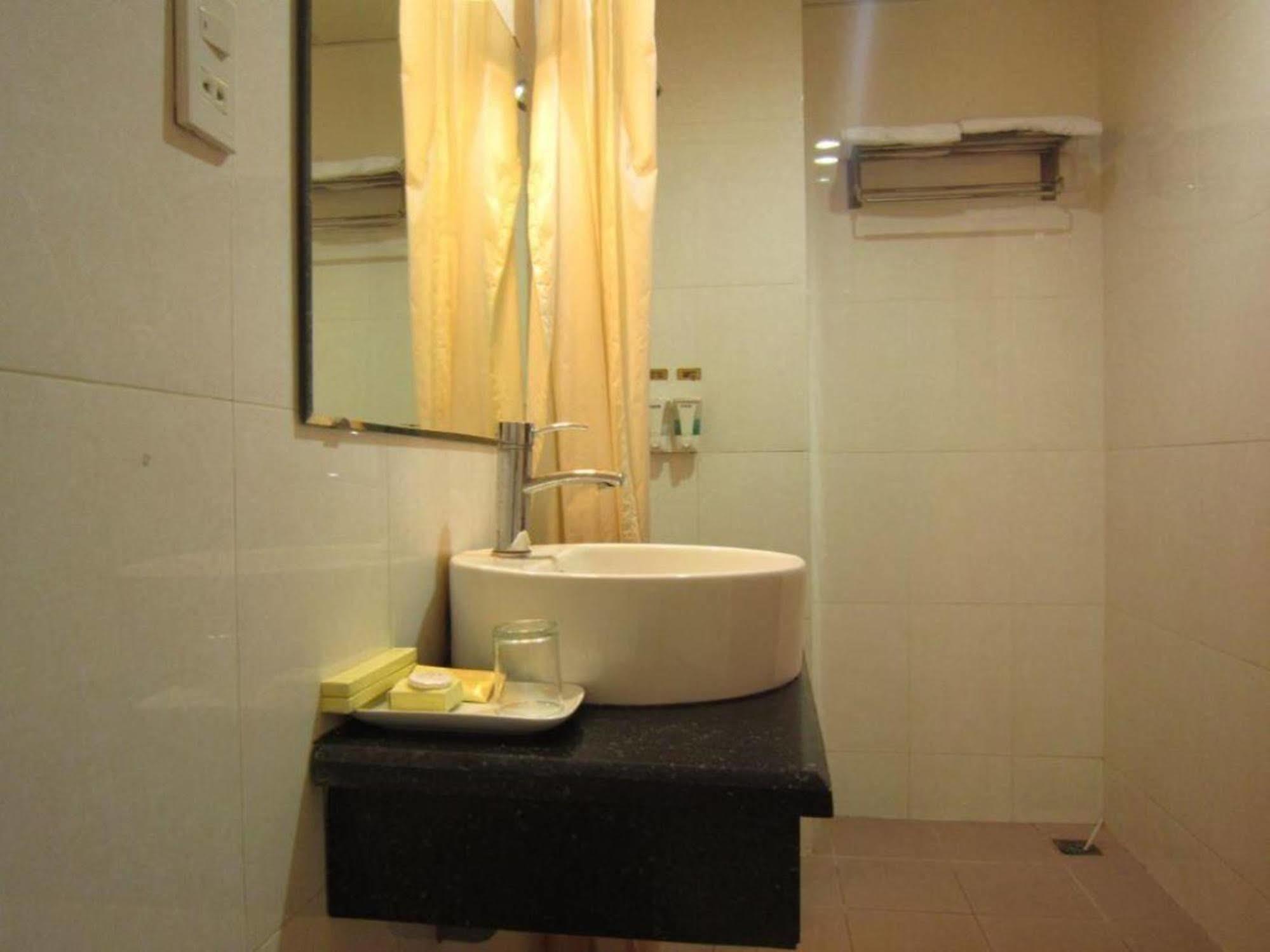 Reddoorz Ruby Star Hotel Truong Dinh Хошимин Екстериор снимка