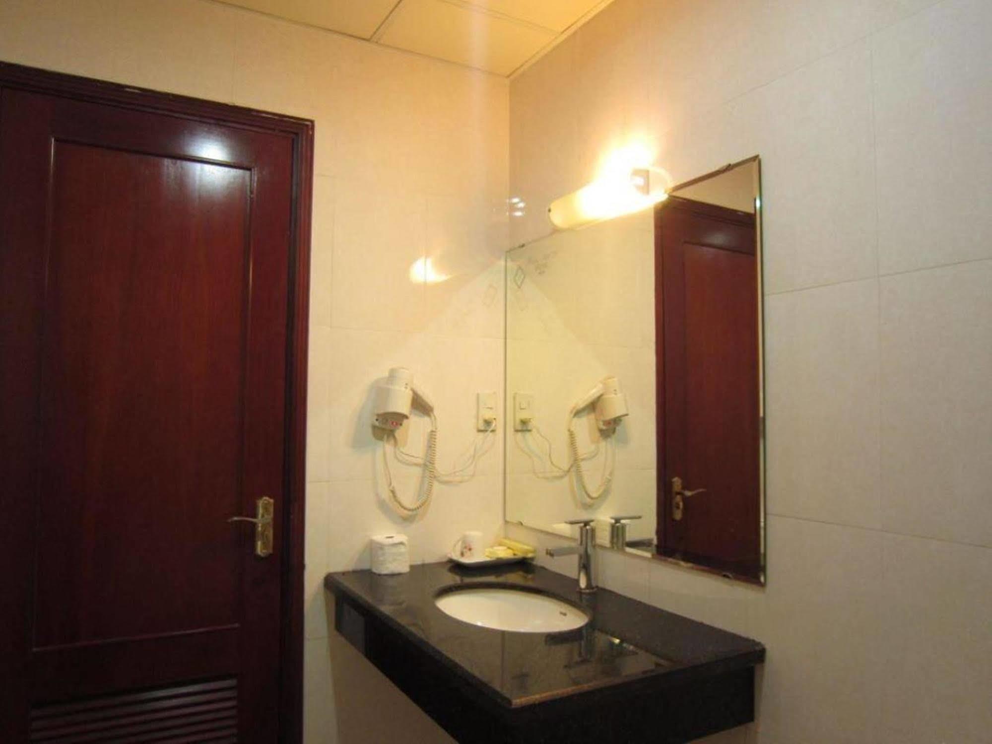 Reddoorz Ruby Star Hotel Truong Dinh Хошимин Екстериор снимка